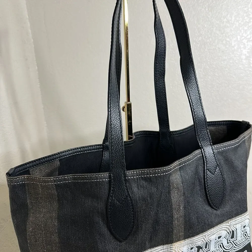 💯 Authentic Burberry Doodle Tote🍀
